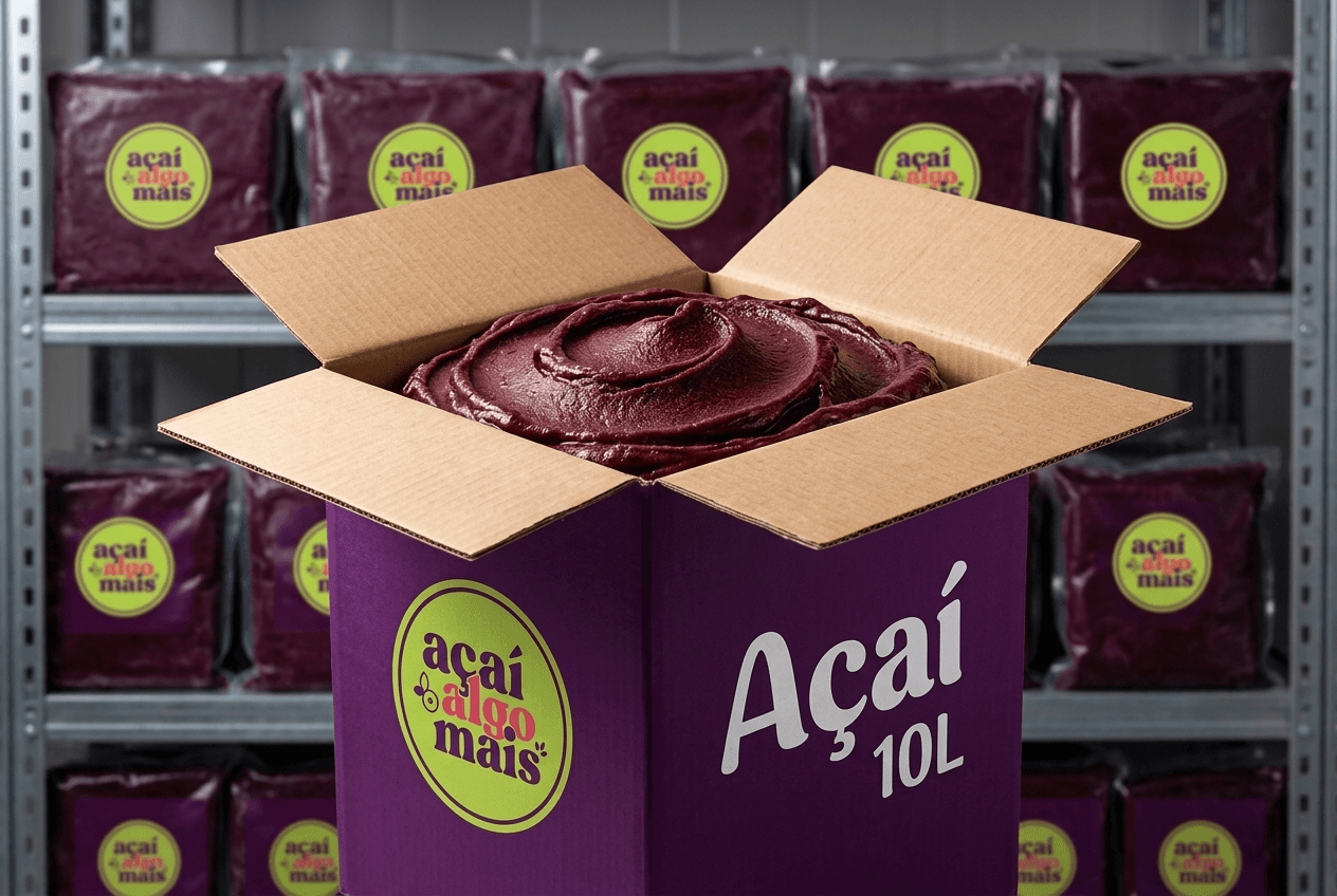Caixa de açaí de 10 litros aberta ao lado de baldes pequenos de atacadão, comparando tamanho e rendimento